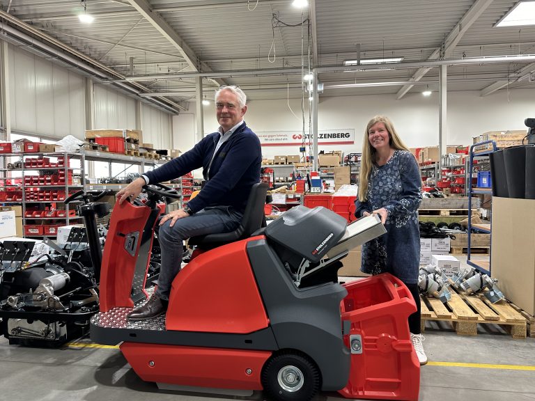 Kai Stolzenberg demonstrierte Andrea Frosch vom WIGOS-UnternehmensService die Vorteile der Kehrmaschinen aus Georgsmarienhütte. (Foto: Sandra Joachim-Meyer)