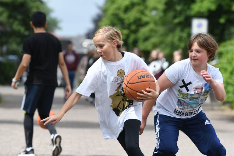 Die NRW3x3Tour gastiert am 18. Juni in Münster am Pascal Gymnasium in Münster. Interessierte Breitensportteams können sich ab sofort unter www.nrw-tour.de anmelden. (Foto: AOK/hfr.)