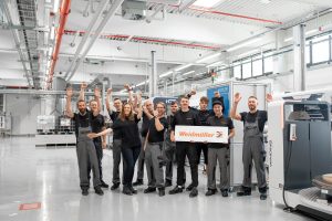 In der Produktion am Hauptstandort Detmold ist die Freude groß: Weidmüller erhält die Auszeichnung als Successful Practice Unternehmen für den Bereich globales Produktionsmanagement (Foto: Weidmüller)