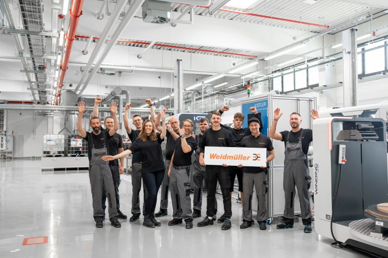 In der Produktion am Hauptstandort Detmold ist die Freude groß: Weidmüller erhält die Auszeichnung als Successful Practice Unternehmen für den Bereich globales Produktionsmanagement (Foto: Weidmüller)