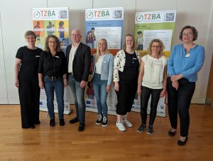 (von links): Natalia Weber (Beauftragte für Chancengleichheit am Arbeitsmarkt der Agentur für Arbeit Detmold), Ulrike Grabow (Beauftragte für Chancengleichheit am Arbeitsmarkt Jobcenter Lippe), Martin Raithel (Ausbildungsberater bei der IHK Lippe zu Detmold), Lisa McVikar (Lippe Bildung eG), Melanie Ullrich (Netzwerk Lippe gGmbH), Ewa Giese (FABEL-Service) und Silke Quentmeier (FAIR). (Foto: Bundesagentur für Arbeit)