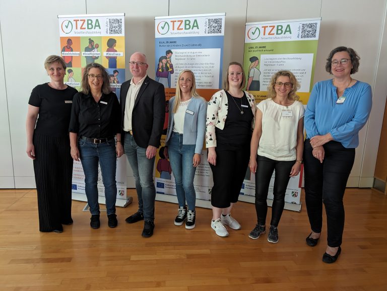 (von links): Natalia Weber (Beauftragte für Chancengleichheit am Arbeitsmarkt der Agentur für Arbeit Detmold), Ulrike Grabow (Beauftragte für Chancengleichheit am Arbeitsmarkt Jobcenter Lippe), Martin Raithel (Ausbildungsberater bei der IHK Lippe zu Detmold), Lisa McVikar (Lippe Bildung eG), Melanie Ullrich (Netzwerk Lippe gGmbH), Ewa Giese (FABEL-Service) und Silke Quentmeier (FAIR). (Foto: Bundesagentur für Arbeit)