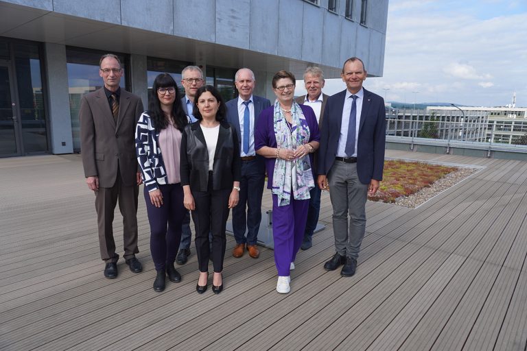 Professor Burkhard Wrenger (v.l.), Professorin Susanne Struck, Christian Fretter, Professorin Helene Dörksen, Manfred Müller, Dr. Marie-Theres Thiell, Dieter Hagedorn und TH-OWL-Präsident Professor Jürgen Krahl nutzten den Abend auch zum fachlichen Austausch. (Foto: TH OWL)