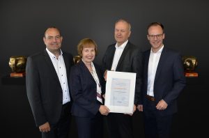 Evelyn Leipold, Abteilungsdirektorin der DZ BANK, übergab die Auszeichnung in Form einer Urkunde an (v. l.) Thorsten Wolff, Vorstandsmitglied der VerbundVolksbank OWL, Ulrich Windgas-sen, Leiter des Kompetenzfeldes Mittelstand der VerbundVolks-bank OWL, und Sebastian Schrader, Regionalleiter der Zweigniederlassung Volksbank Paderborn. (Foto: Verbund Volksbank OWL)