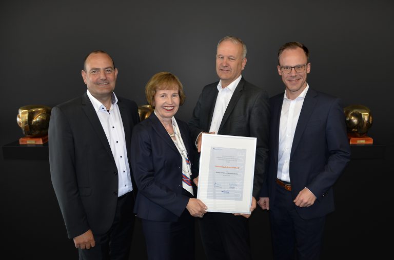 Evelyn Leipold, Abteilungsdirektorin der DZ BANK, übergab die Auszeichnung in Form einer Urkunde an (v. l.) Thorsten Wolff, Vorstandsmitglied der VerbundVolksbank OWL, Ulrich Windgas-sen, Leiter des Kompetenzfeldes Mittelstand der VerbundVolks-bank OWL, und Sebastian Schrader, Regionalleiter der Zweigniederlassung Volksbank Paderborn. (Foto: Verbund Volksbank OWL)