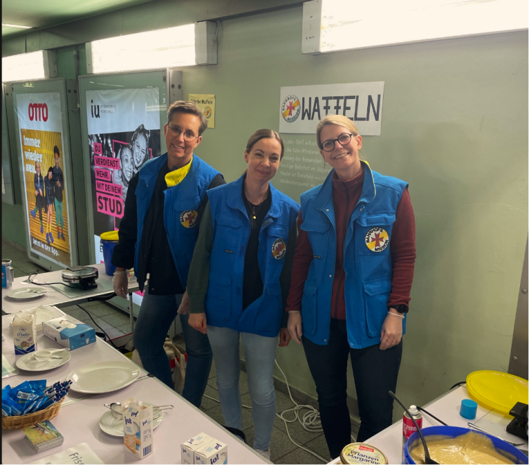 (v.l.) Die Stückmann-Mitarbeiterinnen Karen Roberz, Corinna Dziewior und Carola Fechner verwandelten 25 Liter Teig in frische, duftende Waffeln, die sie am Bielefelder Bahnhof an Bedürftige und Reisende ausgaben. (Bild: HLB Stückmann)