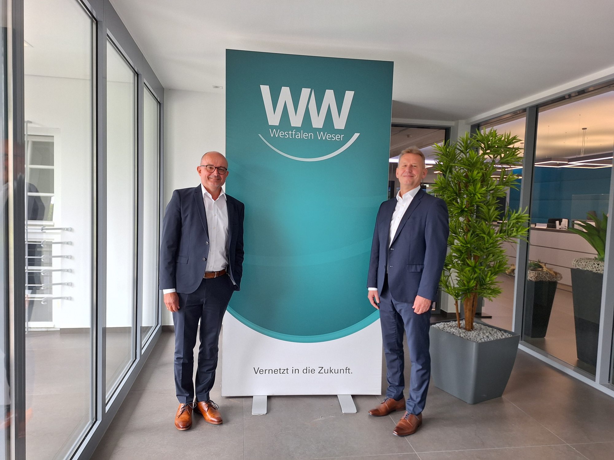 Geschäftsführer Andreas Speith (links) und Jürgen Noch geben einen Ausblick auf die Aktivitäten von Westfalen Weser (Foto: Westfalen Weser)