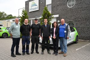 Stephanie Görtz von der IHK Nord Westfalen und die Prüfungsausschussmitglieder Peter Ricken (l.) und Ralf Graubner (r.) gratulieren den erfolgreichen Fachlageristen (v.l.) Patrick Kilimann, Sören Determann und Marcel Petersen. (Foto: Busch/IHK)
