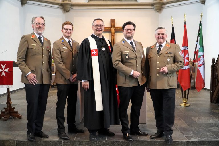 V. li.: Dr. med. Johann P. Addicks und Patrik Benzler sind neue Vorstände im Regionalverband der Johanniter Lippe-Höxter. (Foto: Tobias Eilers/Johanniter)