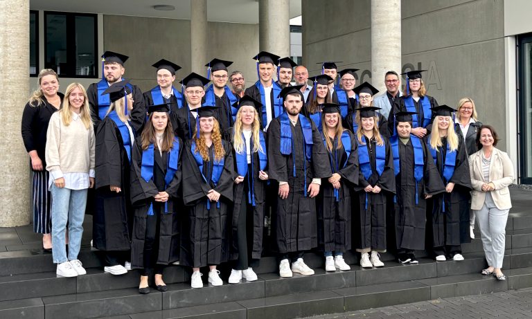 Die Auszubildenden des Prüfjahrgangs 2024 mit den Ausbildungsverantwortlichen Pia Marie Stohlmann, Janina Beckmann, Michael Meier, Ralf Kleemann, Philipp Brunsiek, Birgit Dahl und Birgit Aspin (v. l.) (Foto: Ecclesia)