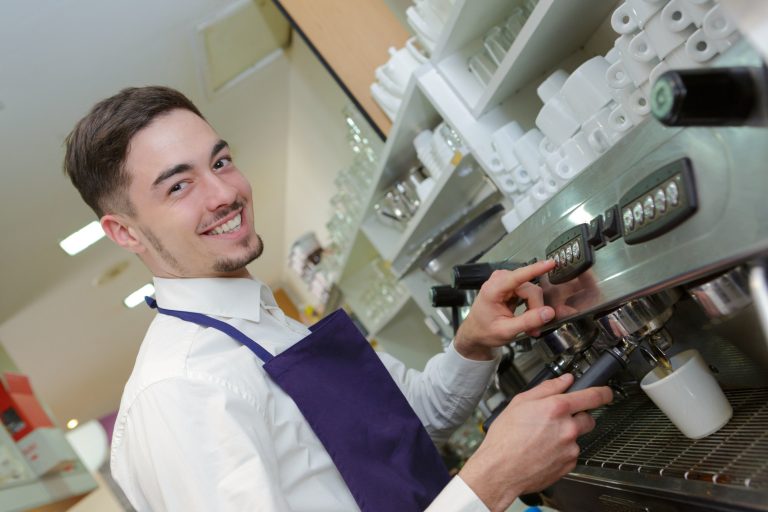 Auch im Kreis Lippe bessern viele Studierende in den Semesterferien ihr Einkommen auf. (Foto: AOK/colourbox/hfr.)