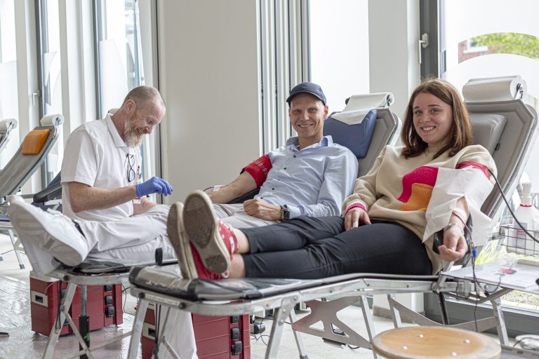 Für den Niederlassungsleiter Goldbeck Münster Christian Terwey (Mitte) ist Blutspenden eine Herzensangelegenheit. (Foto: Goldbeck GmbH)