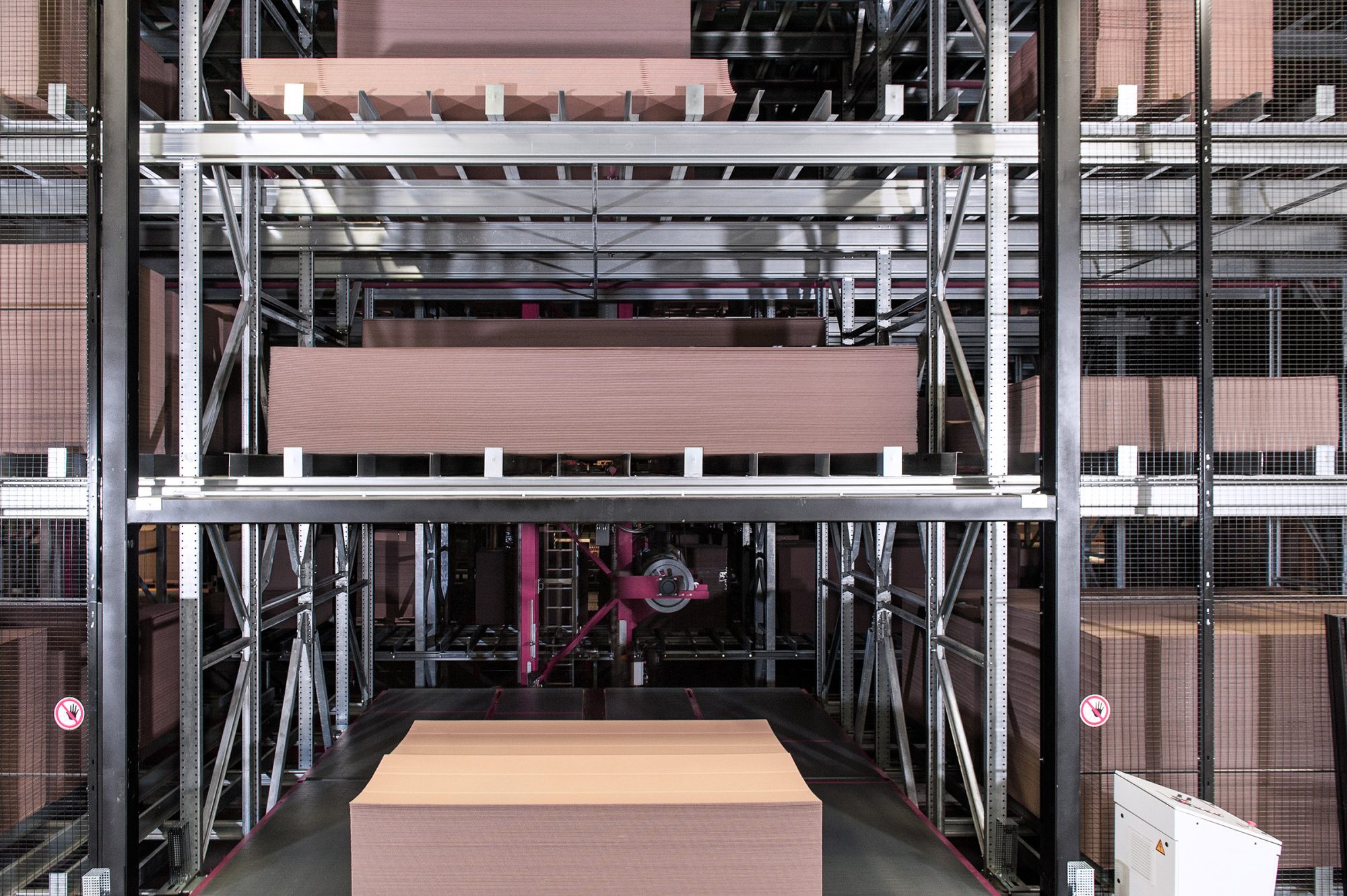 Die Wellpappenindustrie profitiert seit Jahren von den materialschonende und platzsparenden Hochregallagern von Westfalia Technologies (Foto: Westfalia Technologies GmbH & Co. KG)