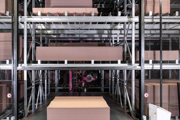 Die Wellpappenindustrie profitiert seit Jahren von den materialschonende und platzsparenden Hochregallagern von Westfalia Technologies (Foto: Westfalia Technologies GmbH & Co. KG)
