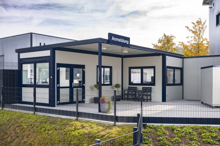Die Farbgebung des neuen Empfangsgebäudes der Hanrath Gruppe orientiert sich an den Bestandsgebäuden des Unternehmens in Papenburg. (Foto: ELA Container)