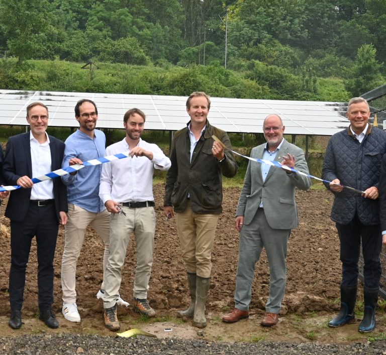 Auf dem Foto v.l.n.r. Jörg Nolte, Phoenix Contact, Christian Hess und Benjamin Dietrich, BLG, Georg von Puttkamer, Bürgermeister Johannes Schlütz und Matthias Goeken, MdL (Foto: Phoenix Contact GmbH & Co.KG)