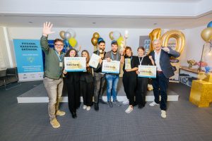 Prof. Dr. Rüdiger Kabst (links), wissenschaftlicher Leiter des Grün-dungszentrums der Universität Paderborn TECUP / garage33 und Ansgar Käter (rechts), Vorstandsvorsitzender der VerbundVolks-bank OWL, freuen sich mit den erst- bis drittplatzierten Gründerte-ams über die Auszeichnungen. (Foto: VerbundVolksbank OWL)