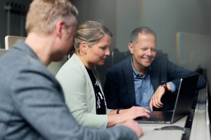 Die Wissenschaftler:innen Malte Wattenberg, Nina Mauritz und Prof. Dr. Sascha Armutat (v.l.n.r.) von der HSBI haben in der Studie „Fit für KI?“ genderrelevante Aspekte bei der Wahrnehmung und dem Verständnis von KI untersucht. (Foto: P. Pollmeier/HSBI)