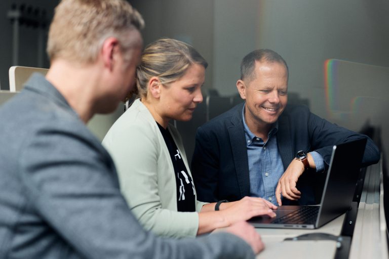 Die Wissenschaftler:innen Malte Wattenberg, Nina Mauritz und Prof. Dr. Sascha Armutat (v.l.n.r.) von der HSBI haben in der Studie „Fit für KI?“ genderrelevante Aspekte bei der Wahrnehmung und dem Verständnis von KI untersucht. (Foto: P. Pollmeier/HSBI)