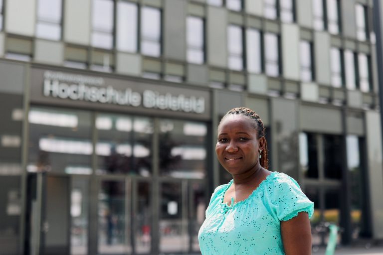 Während ihres Aufenthalts will Mpofu erfahren, wie mehr Frauen in ihrer afrikanischen Heimat den Weg in naturwissenschaftliche oder technische Studiengänge finden können und schaut sich dafür entsprechende Förderinstrumente hierzulande an. (Foto: P. Pollmeier/HSBI)