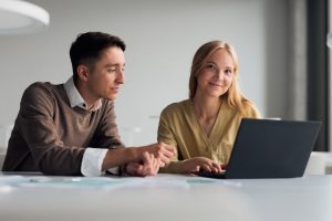 Micha Steiner und Kristin Maoro beschäftigen sich tagtäglich mit Nachhaltigkeitsgesetzgebungen und unterstützen den Transfer der Hochschule Bielefeld durch ihre Tätigkeit im Projekt InCamS@BI. (Foto: P. Pollmeier/HSBI)
