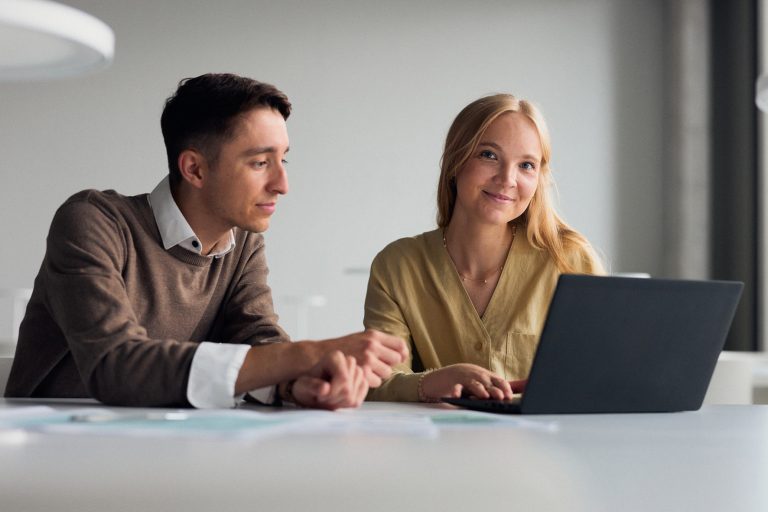 Micha Steiner und Kristin Maoro beschäftigen sich tagtäglich mit Nachhaltigkeitsgesetzgebungen und unterstützen den Transfer der Hochschule Bielefeld durch ihre Tätigkeit im Projekt InCamS@BI. (Foto: P. Pollmeier/HSBI)