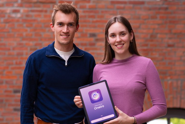 Jos Willenbrock (links) und Laura Kühl (rechts) präsentieren ihr Design für „Oneiro“. Im Herbst möchten die beiden mit der App an den Start gehen. (Foto: Oneiro AI)
