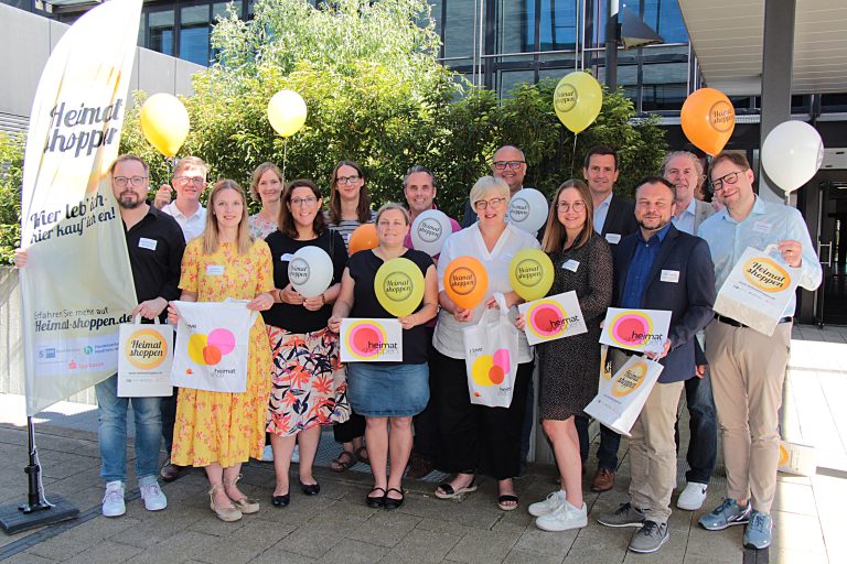 Auftakt für die Aktion „Heimat shoppen“ mit (v.l.): Tobias Buller-Langhorst (Handelsverband NRW Westfalen-Münsterland), Jens von Lengerke (IHK Nord Westfalen), Lena Majnaric (IHK Nord Westfalen), Daniela Ulbrich (Wirtschaftsverbund Hiltrup), Maike Teetz (Gemeinde Nordkirchen), Rosalin Wevering (Marketing Havixbeck), Kirsten Abschlag (Marketing Havixbeck), Axel Kuhlmann (Billerbeck erleben), Katja Krischel (Citymanagement Gladbeck), Stefan Deimann (WFG Ahlen), Maike Wiltink (Wirtschaftsförderungs- und Stadtmarketinggesellschaft Bocholt), Christian Paasche (IHK Nord Westfalen), Hubert Weprzedz (Verband der Gewerbetreibenden im Marler Stern), Olaf Magnusson (Verband der Gewerbetreibenden im Marler Stern) und Christoph Berger (Vorsitzender IHK-Handelsausschuss, WIWA Warendorf) (Foto: Hertel / IHK)