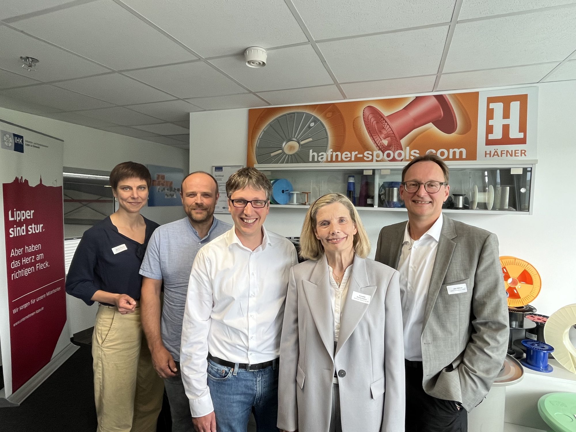 Im Gespräch mit den Unternehmen aus Leopoldshöhe: Jan Häfner, Annette Küstermann, Prof. Dr. Martin Hoffmann, Frank Sommer und Jenny Krumov (v.r.n.l.) (Foto: IHK Lippe)