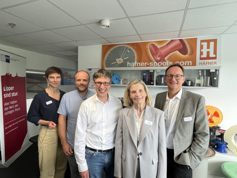 Im Gespräch mit den Unternehmen aus Leopoldshöhe: Jan Häfner, Annette Küstermann, Prof. Dr. Martin Hoffmann, Frank Sommer und Jenny Krumov (v.r.n.l.) (Foto: IHK Lippe)