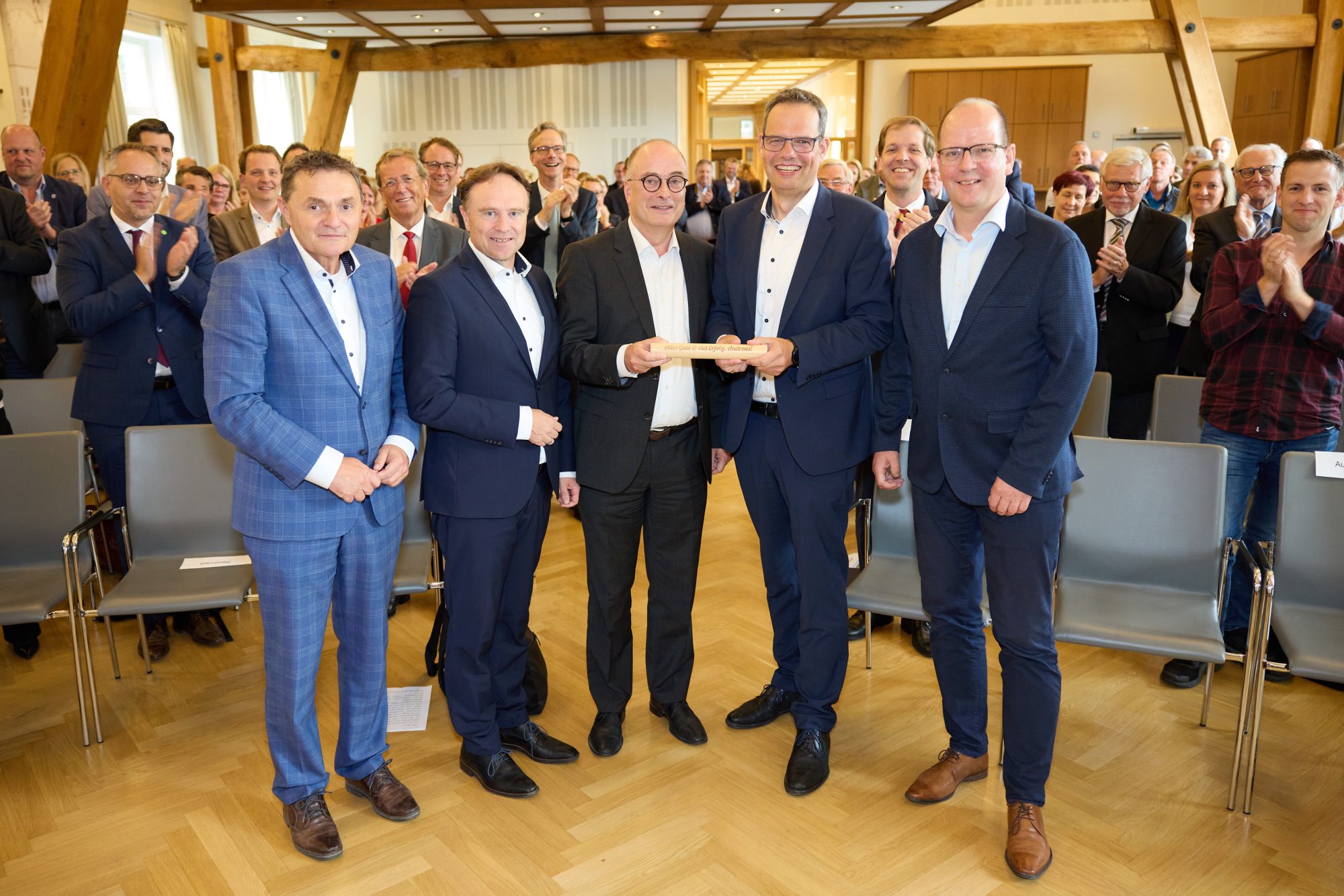 Klaus Ehling (3. v. l.) reichte den Staffelstab an seinen Nachfolger Andreas Grotendorst (4. v. l.) weiter. Es gratulierten (v. l.) Dietmar Bergmann (stellv. Vorsitzender des Aufsichtsrats), Dr. Kai Zwicker (Aufsichtsratsvorsitzender) und Michael Kösters (Generalbevollmächtigter des Münsterland e.V.). (Foto: Münsterland e.V.)