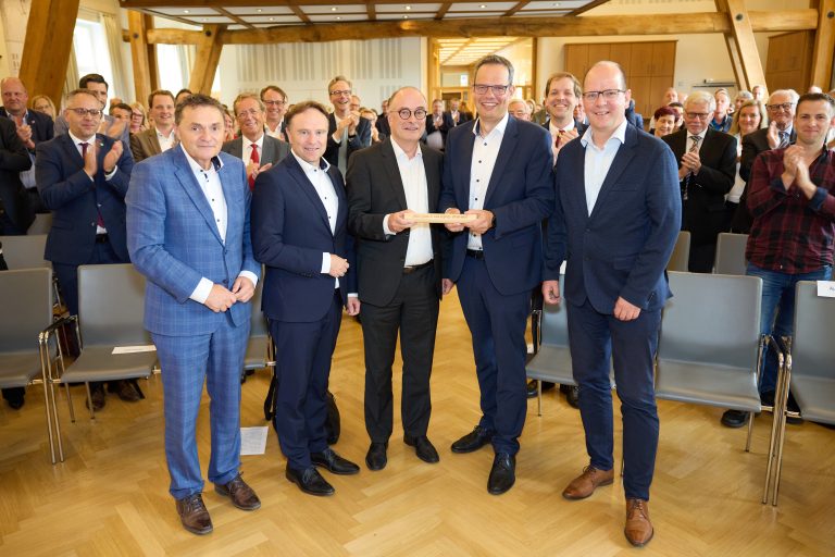 Klaus Ehling (3. v. l.) reichte den Staffelstab an seinen Nachfolger Andreas Grotendorst (4. v. l.) weiter. Es gratulierten (v. l.) Dietmar Bergmann (stellv. Vorsitzender des Aufsichtsrats), Dr. Kai Zwicker (Aufsichtsratsvorsitzender) und Michael Kösters (Generalbevollmächtigter des Münsterland e.V.). (Foto: Münsterland e.V.)