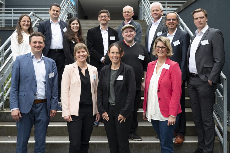 Referent*innen der 25. Kunststofftagung und das Professor*innen-Team des Laborbereichs Kunststofftechnik an der Hochschule Osnabrück freuten sich über das große Interesse der Gäste an den Zukunftsthemen der Branche (Bild: Hochschule Osnabrück / Angela von Brill).