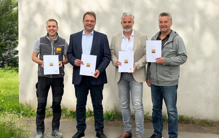 Immer noch Branchenprimus: Die J. Lehde GmbH veröffentlicht den 2. Nachhaltigkeitsbericht und ist damit nach wie vor führend bei den Stahlbetonfertigteilherstellern in NRW. V.l.n.r.: Timo Gließner (Nachhaltigkeitsmanager), Martin Butz, Johannes Lehde (GL); Uwe Schedlbauer (Autor) (Foto: Lehde)