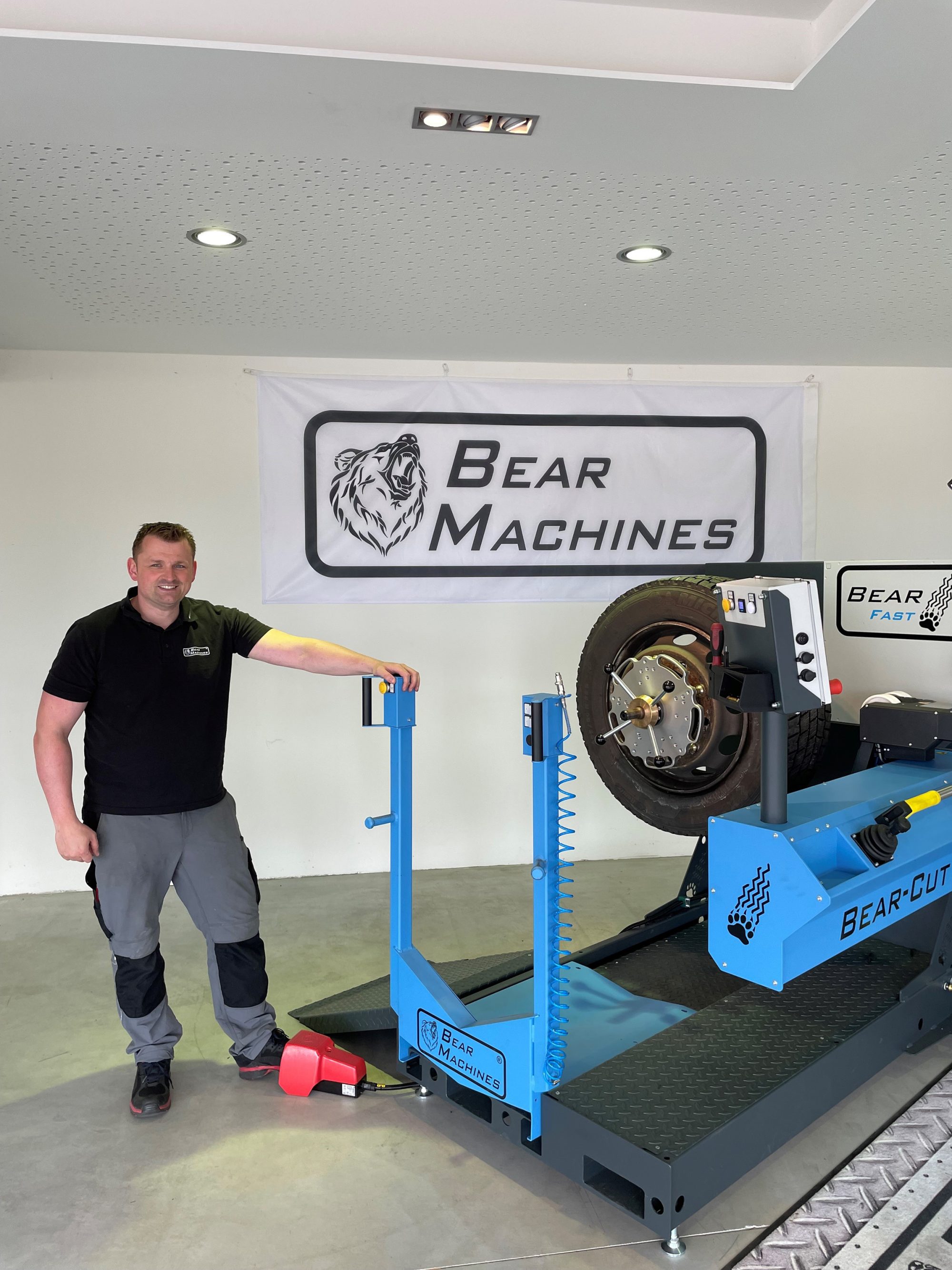 Bear Machines GmbH ist ein auf die Bearbeitung von Nutzfahrzeugreifen spezialisiertes Maschinenbauunternehmen. Mark Berendsen, Geschäftsführender Gesellschafter, entschied sich für BERNSTEIN Fußschalter (Foto: Bernstein AG)