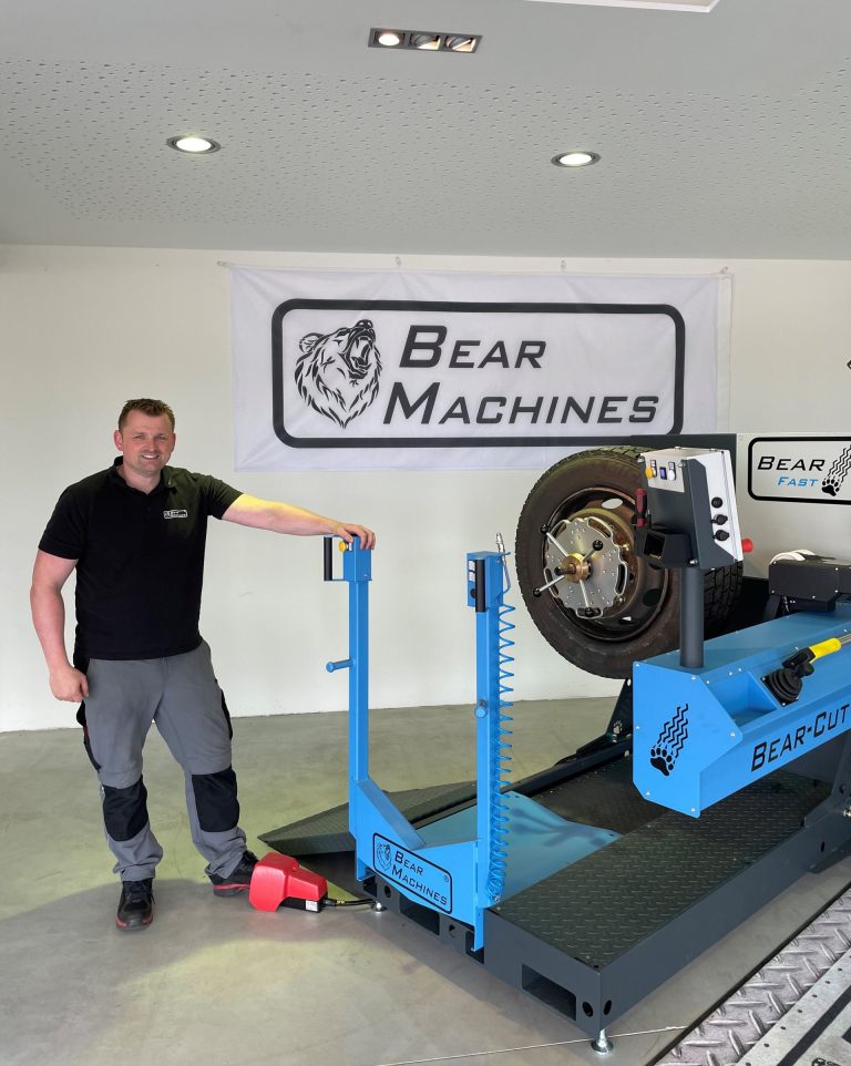 Bear Machines GmbH ist ein auf die Bearbeitung von Nutzfahrzeugreifen spezialisiertes Maschinenbauunternehmen. Mark Berendsen, Geschäftsführender Gesellschafter, entschied sich für BERNSTEIN Fußschalter (Foto: Bernstein AG)