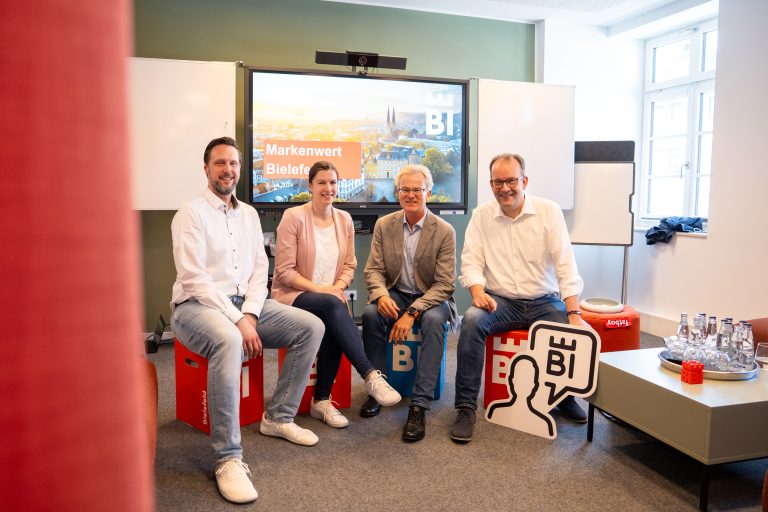 Marisa Kotthaus und Martin Knabenreich (r.) von Bielefeld Marketing präsentieren mit Marcus Wiebe und Dirk Helmhold (v. l.) vom Marktforschungsinstitut „rc - research & consulting GmbH“ die Ergebnisse der Umfrage. (Foto: Bielefeld Marketing GmbH)