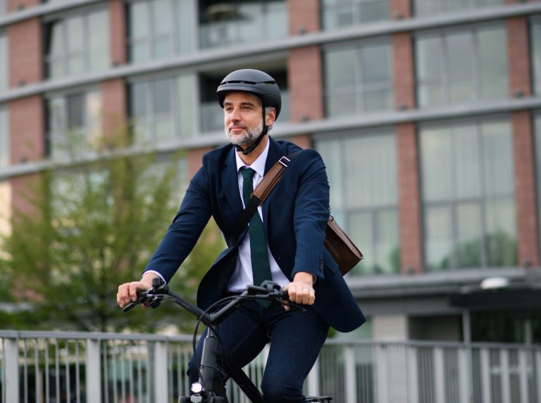 Jetzt noch anmelden und teilnehmen bei ‚Mit dem Rad zur Arbeit‘: Für viele im Homeoffice Tätige ist das Fahrradfahren eine Konstante im Alltag geworden. Und ein probates Mittel für die körperliche Fitness, die sich auch positiv bei der Arbeit auswirkt. (Foto: AOK/Colourbox/hfr.)