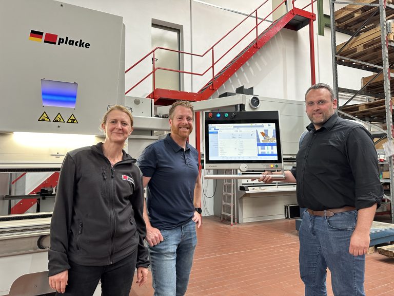 André Schulenberg vom WIGOS-UnternehmensService (Mitte) informierte sich bei Geschäftsführer Carsten Placke und Cindy Bordihn über die Leistungsfähigkeit des Meller Unternehmens. (Foto: Sandra Joachim-Meyer)