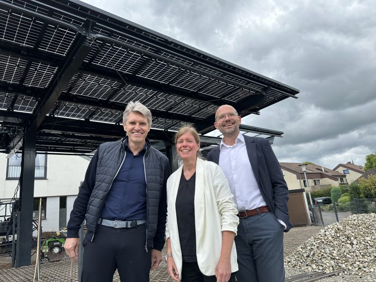 Co-Inhaber Mathias Pohlmann (li.) stellte Andrea Frosch vom WIGOS-UnternehmensService und WIGOS-Geschäftsführer Peter Vahrenkamp den Energie- und Solarpark vor. (Foto: Sandra Joachim-Meyer)