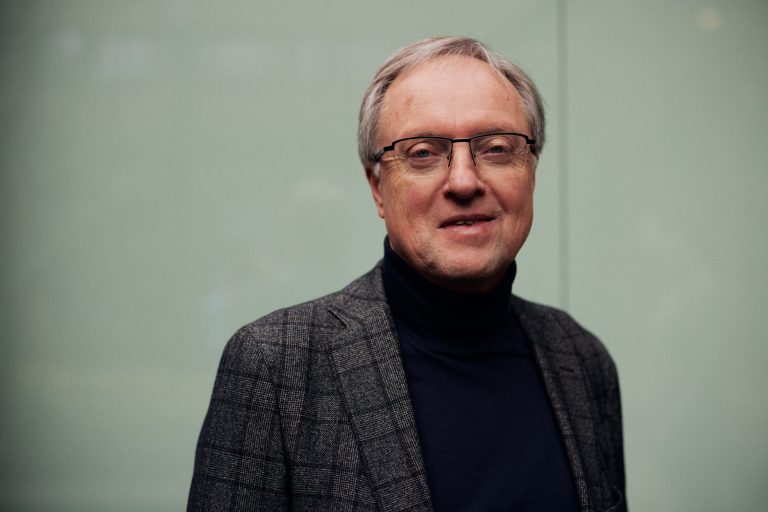 Prof. Dr. Uwe Rössler ist wissenschaftlicher Direktor von HSBI Transfer. (Foto: P. Pollmeier/HSBI)