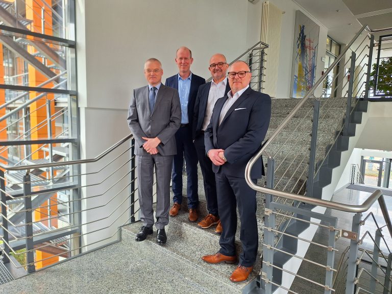 Wasserservice Westfalen Weser Geschäftsführer Rainer Roggatz (l.) und Andreas Stumpf (r.) sowie Dr.-Ing. Dirk Waider (2.v.l.), Vorstand GELSENWASSER, und Andreas Speith (3.v.l.), Geschäftsführer Westfalen Weser, freuen sich über den Start. (Foto: Westfalen Weser)