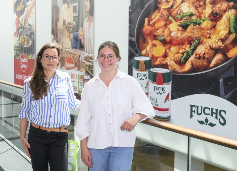 Sie zogen eine positive Bilanz der Betriebsbesichtigung bei der Fuchs Gruppe: Katja Bielefeld, Servicestelle Schule-Wirtschaft der MaßArbeit (links), und Jana Rott, Junior Talent Managerin der Fuchs Gruppe. (Foto: Foto: MaßArbeit / Hermann Pentermann)