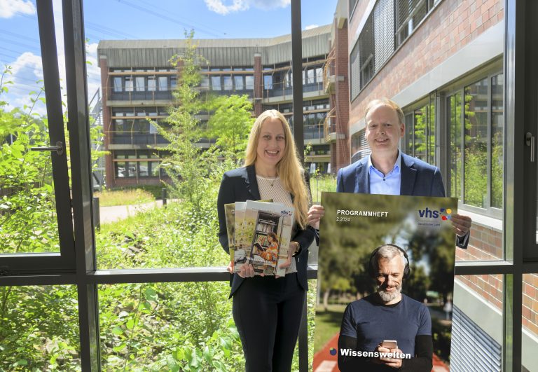 Landrätin Anna Kebschull und Geschäftsführer Jörg Temmeyer präsentieren die zwei unterschiedlichen Titelseiten und begeistern sich für die vielfältigen Angebote aus allen "Wissenswelten". (Foto: © vhs Osnabrücker Land - Hermann Pentermann)