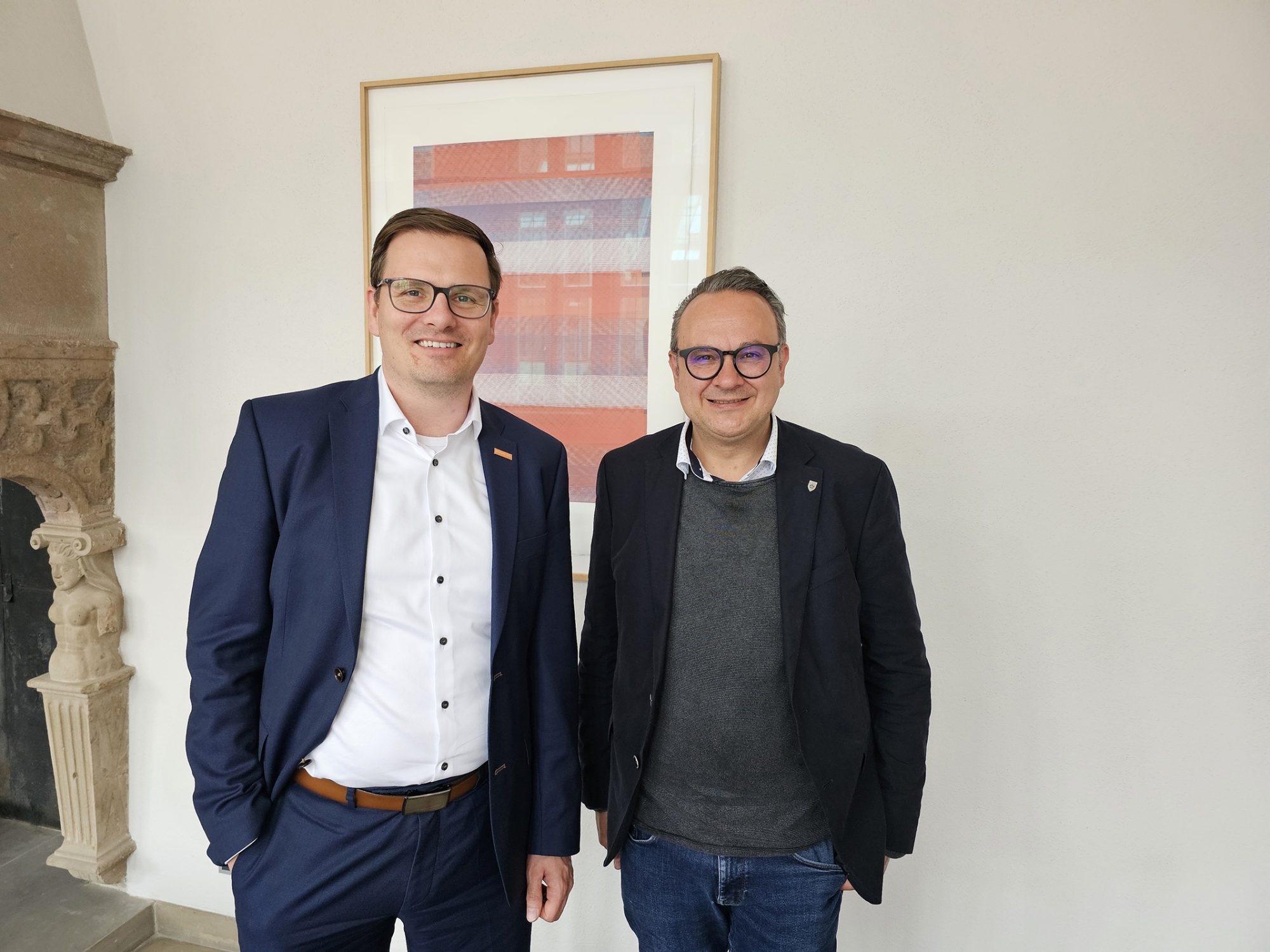 (v. links) Stadtwerke-Geschäftsführer Matthias Sasse sowie Bürgermeister und Aufsichtsratsvorsitzender Markus Baier freuen sich über das gute Ergebnis 2023. (Foto: Stadt Lemgo)