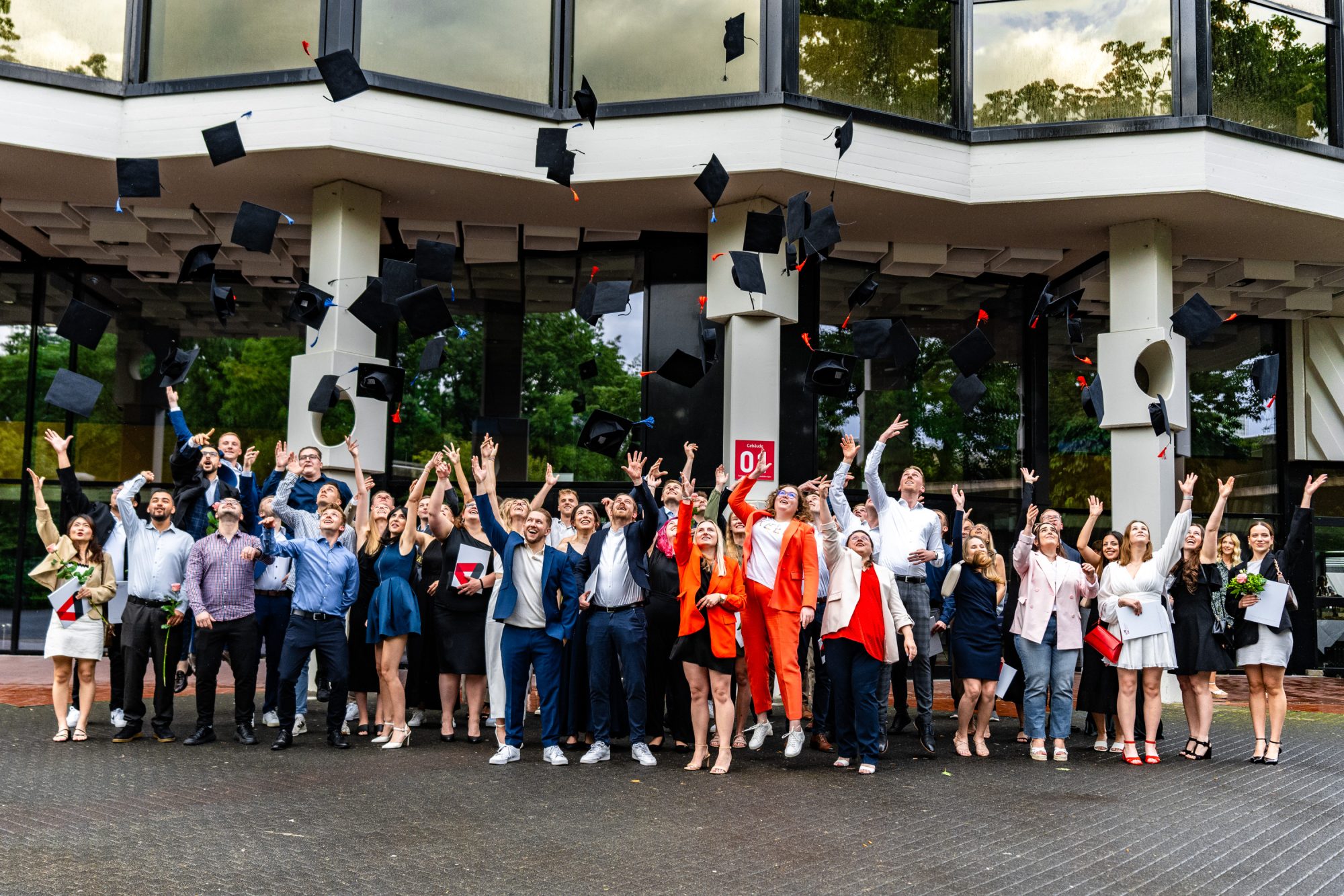Ausgelassene Stimmung: Die Absolvent:innen der Fachbereiche Wirtschaftswissenschaften sowie Produktions- und Holztechnik feiern sich und ihre Studienabschlüsse (Foto: TH OWL / Jonas Schweizer, Fachbereich Produktions- und Holztechnik)