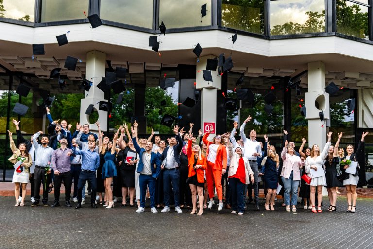 Ausgelassene Stimmung: Die Absolvent:innen der Fachbereiche Wirtschaftswissenschaften sowie Produktions- und Holztechnik feiern sich und ihre Studienabschlüsse (Foto: TH OWL / Jonas Schweizer, Fachbereich Produktions- und Holztechnik)