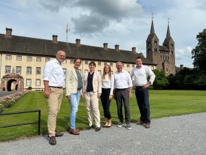 Das Konsortium (v. l.): Bernd Klöver (Managing Director, CHE-Consult GmbH), Professorin Dr. Yvonne-Christin Knepper-Bartel (Vizepräsidenten für Bildung und Nachhaltigkeit, TH OWL), Nicole Soltwedel (Kanzlerin, TH OWL), Dajana Kulik (Beraterin, rheform GmbH), Professor Dr. Guido Benzler (Geschäftsführender Gesellschafter, rheform GmbH), Matthias Götz (Geschäftsführer, Büro Bergmann GmbH) (Foto: TH OWL)