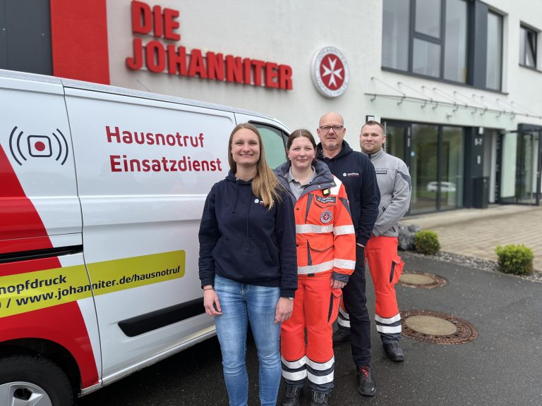 Tag der Sicherheit: Nach einem Vortrag der Polizei Lippe über Straftaten zum Nachteil älterer Menschen beraten die Johanniter zum Hausnotruf und (smarten) Zusatzprodukten für mehr Sicherheit zu Hause oder unterwegs. (Foto: Johanniter Lippe-Höxter)