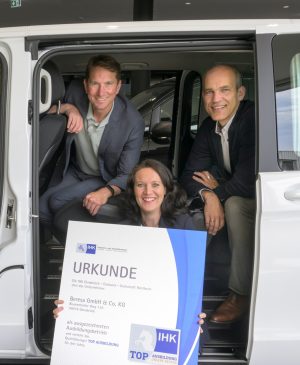 (von links): IHK-Hauptgeschäftsführer Marco Graf (links) zeichnete das hohe Engagement der Beresa GmbH & Co. KG in Osnabrück aus. Die Urkunde TOP Ausbildung nahmen Geschäftsführer Sebastian Knapp (rechts) und Teamleiterin Ausbildung Jana Hagel (Mitte) entgegen (Bildquelle: IHK/Hermann Pentermann)